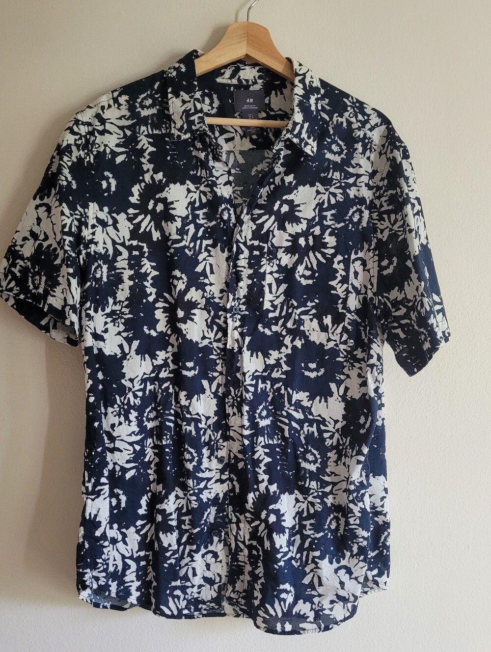 H&M White Flowers Navy Blue Button Down Floral Pattern Short Sleeve Size Large
